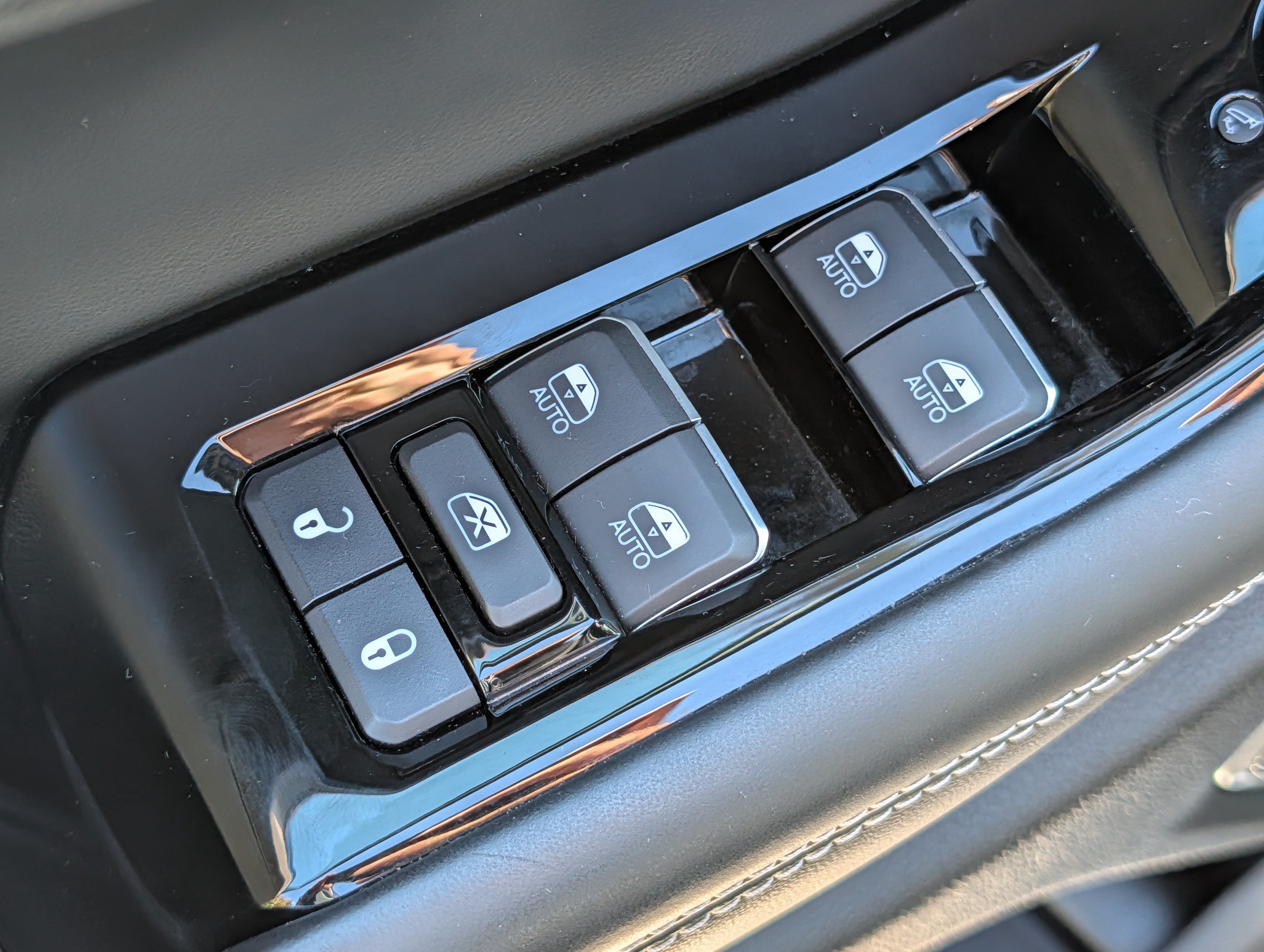 Used 2023 Jeep Grand Cherokee Overland w/ Luxury Tech Group IV AWD/4WD image 19