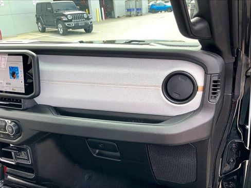 Used 2024 Jeep Gladiator Sport AWD/4WD image 14