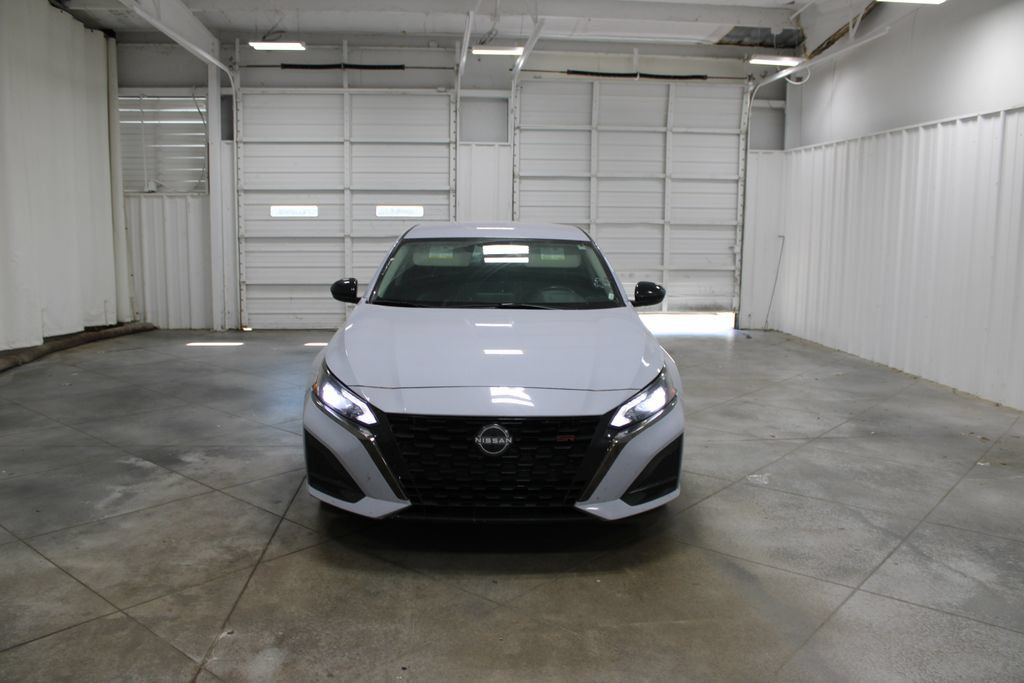 Used 2024 Nissan Altima 2.5 SR FWD image 3