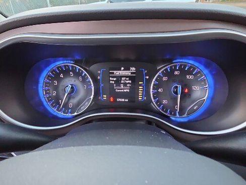 Used 2023 Chrysler Voyager LX image 3