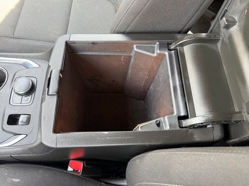 Used 2023 Chevrolet Traverse LT image 32