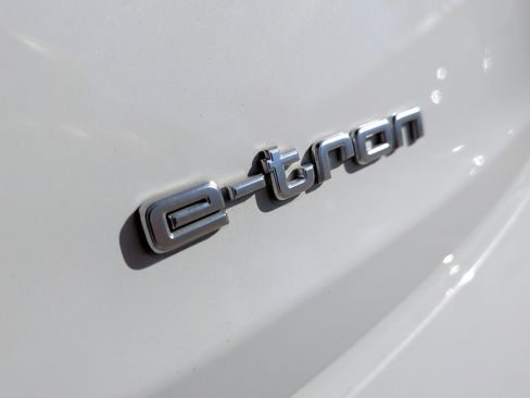 Used 2023 Audi e-tron Prestige w/ Prestige Package image 41