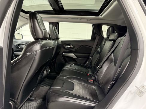 Used 2022 Jeep Cherokee Latitude w/ Sun & Sound Group AWD/4WD image 18
