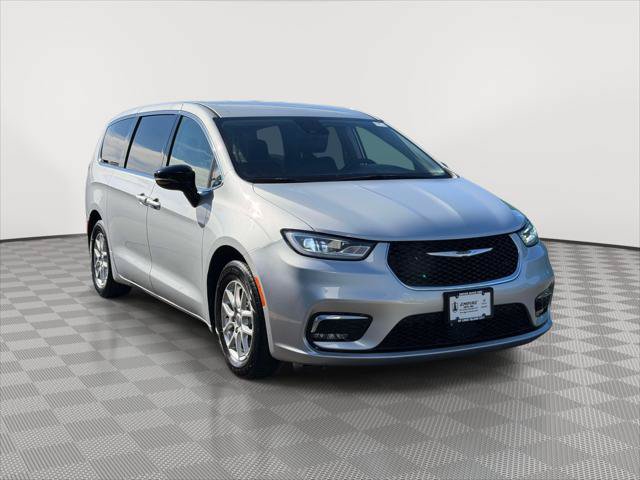 Used 2024 Chrysler Pacifica Touring-L FWD image 1