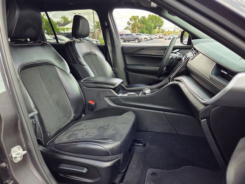 Used 2025 Jeep Grand Cherokee L Altitude AWD/4WD image 17