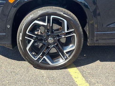 Certified 2025 Volkswagen Tiguan SEL R-Line AWD/4WD image 8