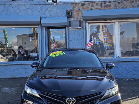 Used 2021 Toyota Camry SE image 1