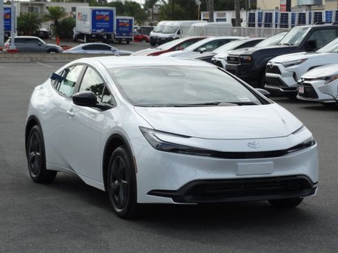New 2026 Toyota Prius LE FWD image 2