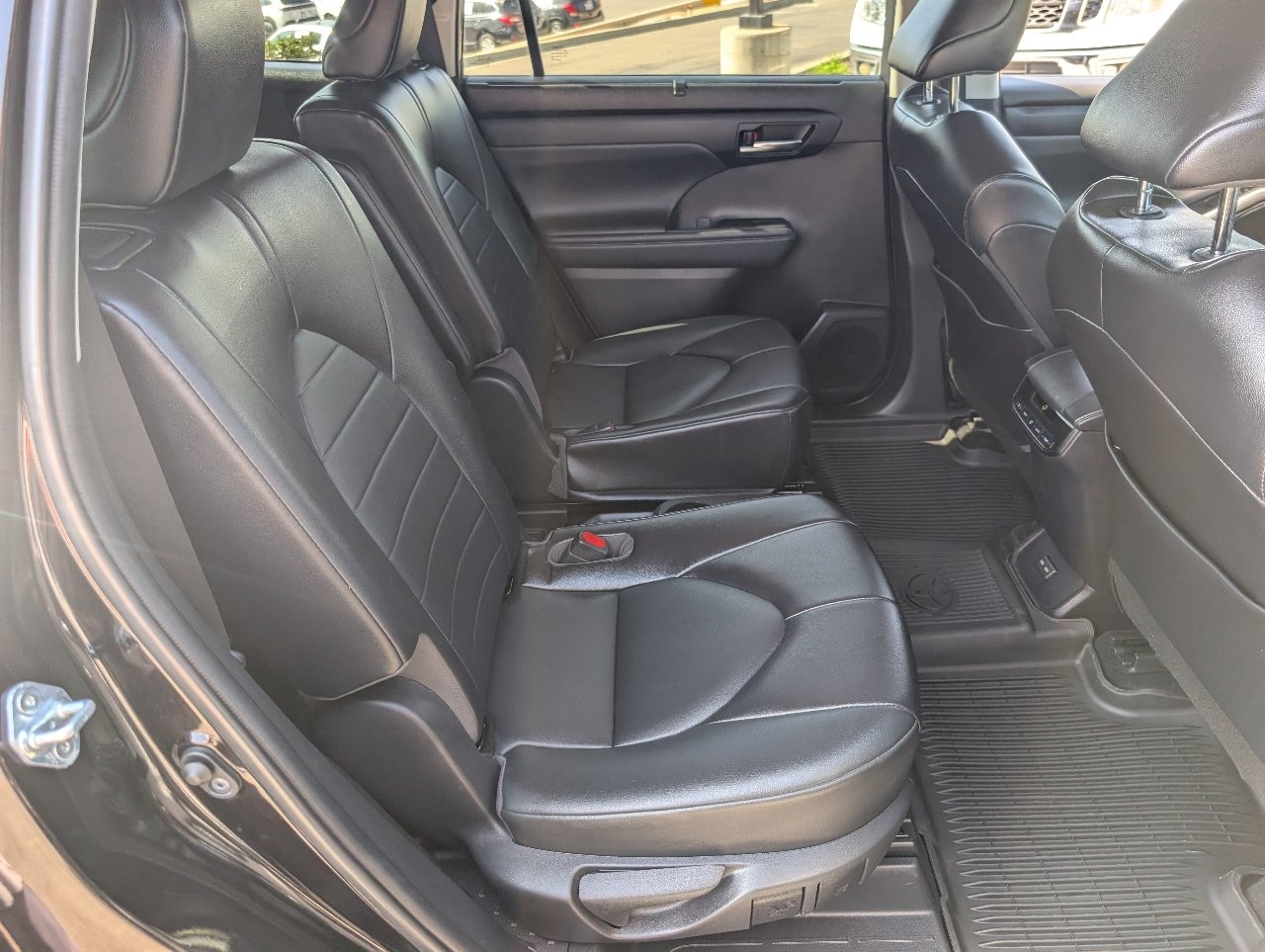 Used 2022 Toyota Highlander XLE FWD image 5