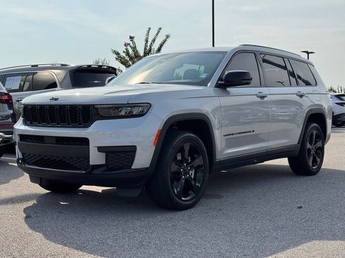 Used 2023 Jeep Grand Cherokee L Laredo RWD image 8