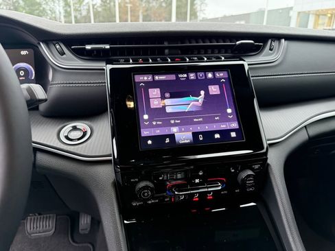 New 2025 Jeep Grand Cherokee Altitude image 17