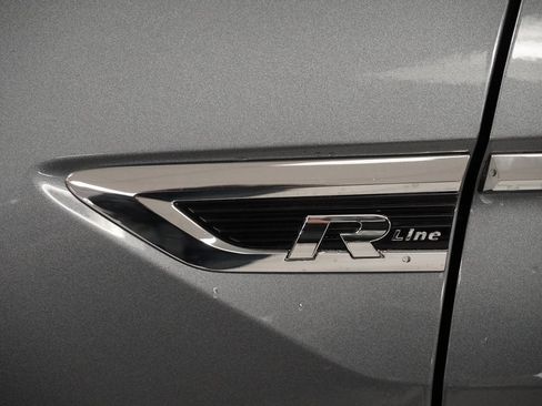 Used 2021 Volkswagen Tiguan SE R-Line image 16