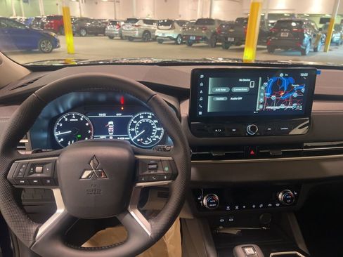 New 2025 Mitsubishi Outlander SE image 17