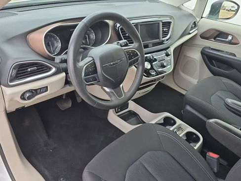 Used 2023 Chrysler Voyager LX image 10