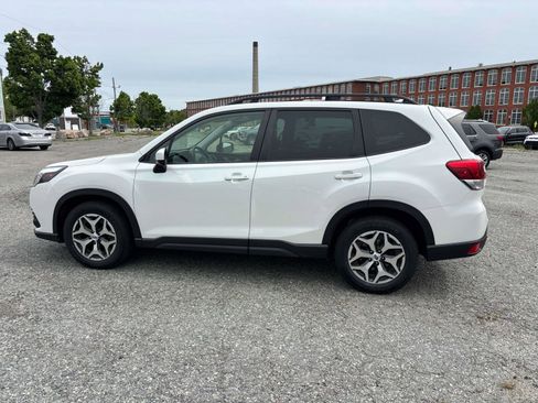 Used 2022 Subaru Forester Premium AWD/4WD image 6