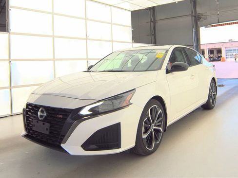 Used 2023 Nissan Altima 2.5 SR w/ SR Premium Package FWD image 1
