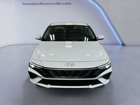 Certified 2025 Hyundai Elantra SE FWD image 1