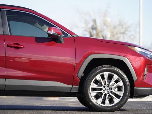 Used 2022 Toyota RAV4 XLE Premium image 6