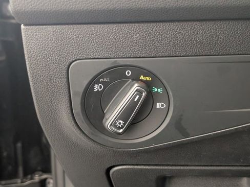 Used 2018 Volkswagen Tiguan SEL Premium image 25