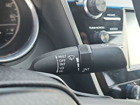 Used 2019 Toyota Camry SE image 25