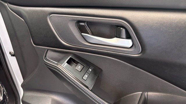 Used 2025 Nissan Rogue SV AWD/4WD image 25
