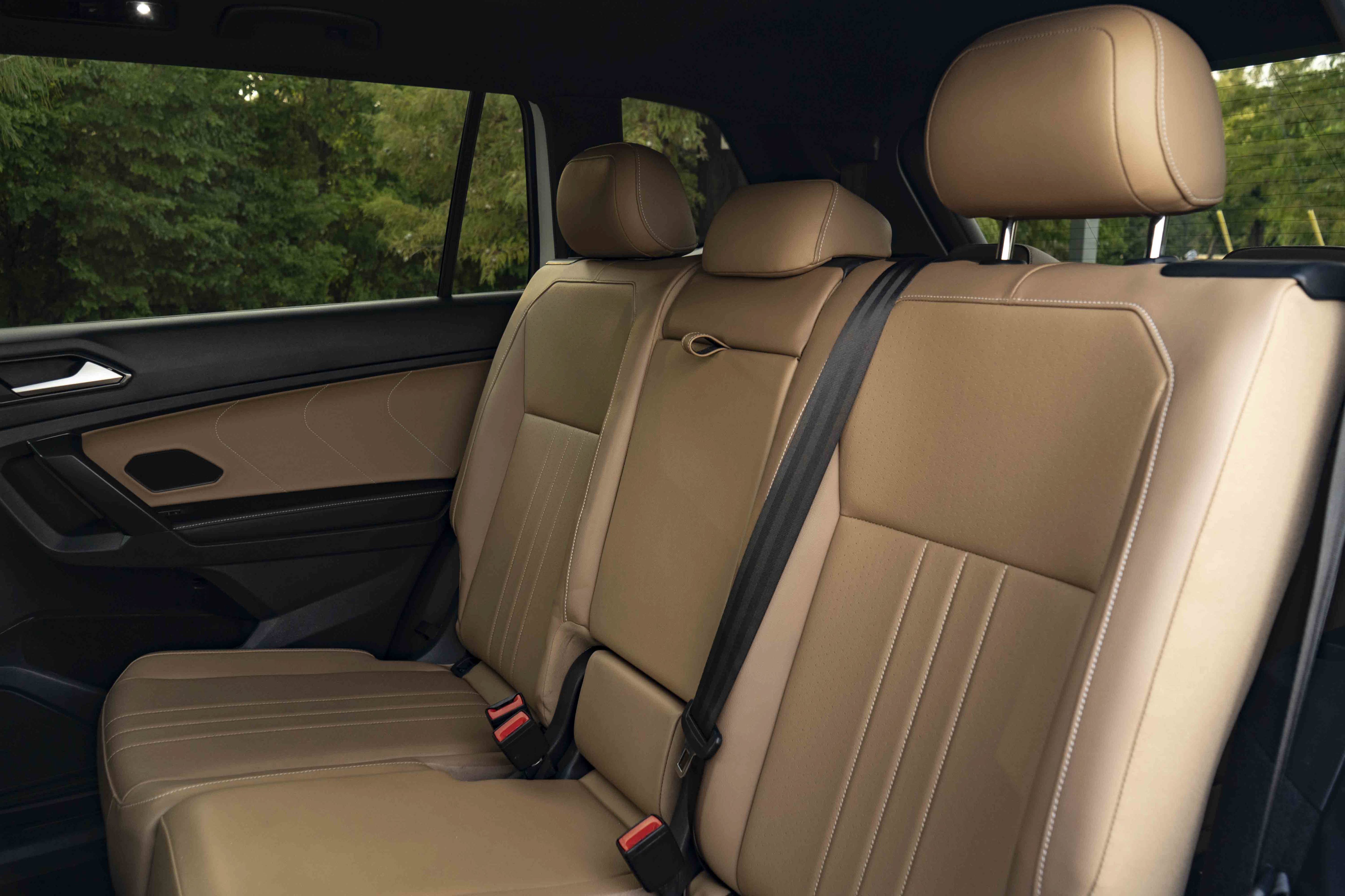 Certified 2022 Volkswagen Tiguan SE R-Line FWD image 16