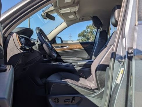 Used 2024 Volkswagen Atlas SE image 24