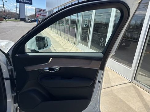 Used 2025 Volvo XC90 B6 Plus image 14