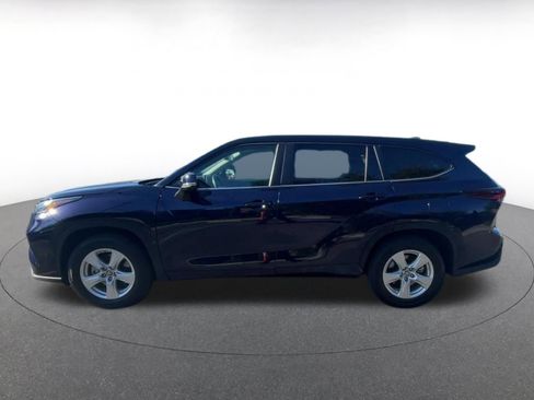 Used 2025 Toyota Highlander LE image 9