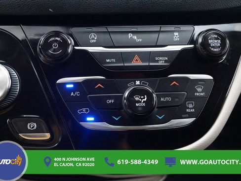 Used 2020 Chrysler Pacifica Touring-L FWD image 19