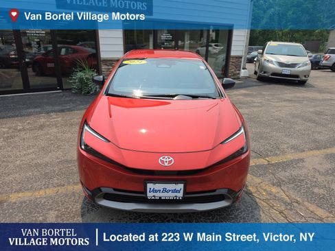 Used 2024 Toyota Prius XLE FWD image 2