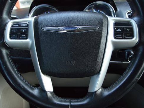 Used 2015 Chrysler Town & Country Touring FWD image 21