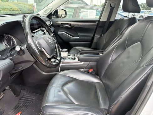 Used 2022 Toyota Highlander Limited AWD/4WD image 2