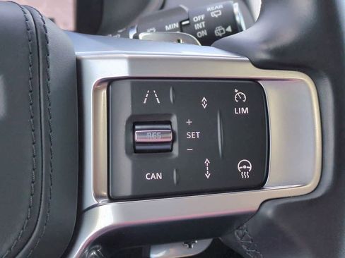 Used 2024 Land Rover Discovery Metropolitan Edition image 25