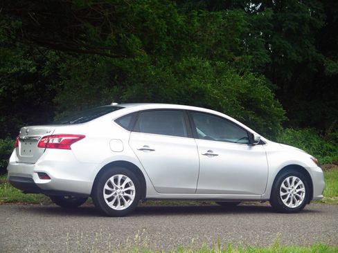 Used 2019 Nissan Sentra SV FWD image 4