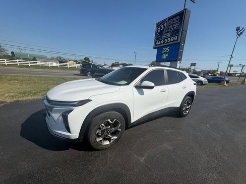 Used 2025 Chevrolet Trax LT w/ Sunroof Package image 8