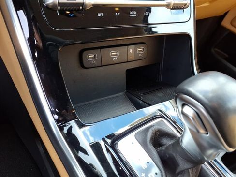 Used 2024 Kia Carnival EX image 26