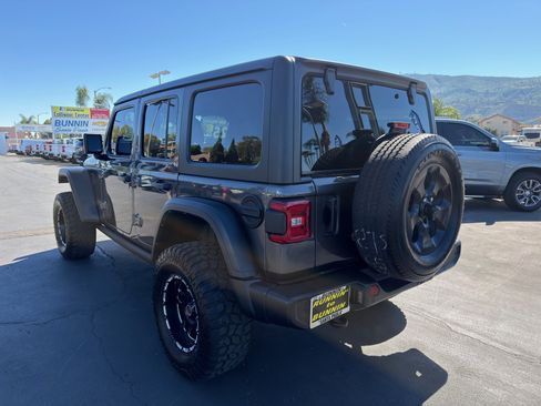 Used 2025 Jeep Wrangler Rubicon image 6