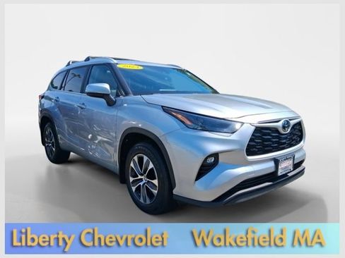Used 2023 Toyota Highlander XLE AWD/4WD image 1