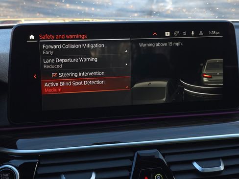 Used 2023 BMW 530e xDrive w/ Premium Package image 38