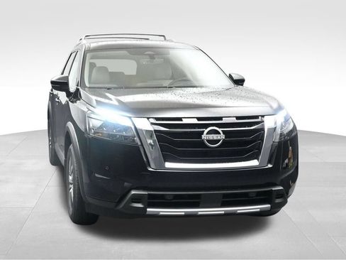 Used 2025 Nissan Pathfinder SL FWD image 8