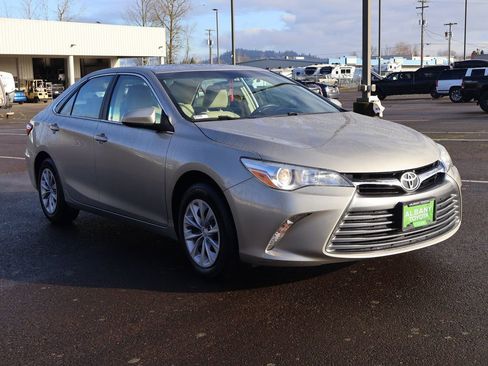 Used 2016 Toyota Camry LE image 9