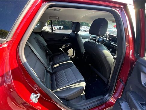 Used 2025 Chevrolet Trax LT FWD image 25