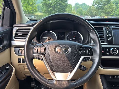 Used 2018 Toyota Highlander XLE AWD/4WD image 32