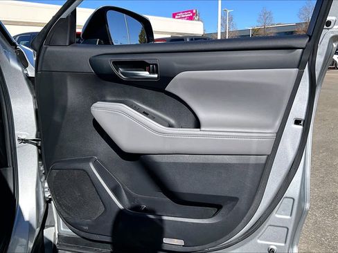 Used 2022 Toyota Highlander XLE image 20