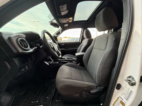 Used 2016 Toyota Tacoma TRD Sport image 9