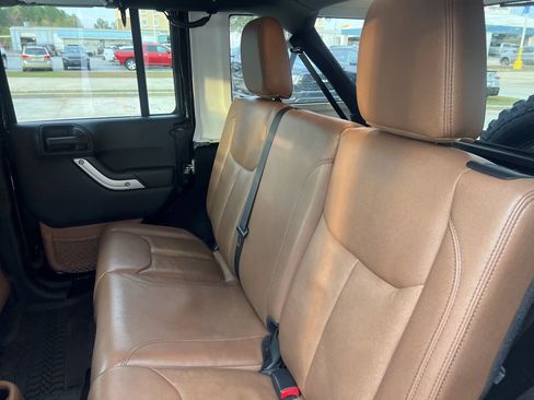 Used 2016 Jeep Wrangler Unlimited Rubicon w/ Connectivity Group image 12