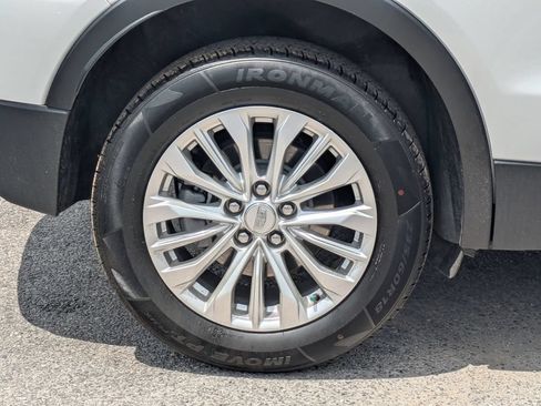 Used 2024 Cadillac XT4 Luxury w/ Cold Weather Package FWD image 11