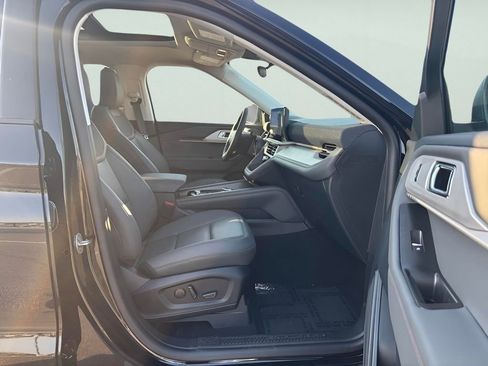 Used 2025 Ford Explorer Active w/ Active Comfort Package image 8