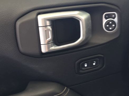 Used 2019 Jeep Wrangler Unlimited Sahara AWD/4WD image 15